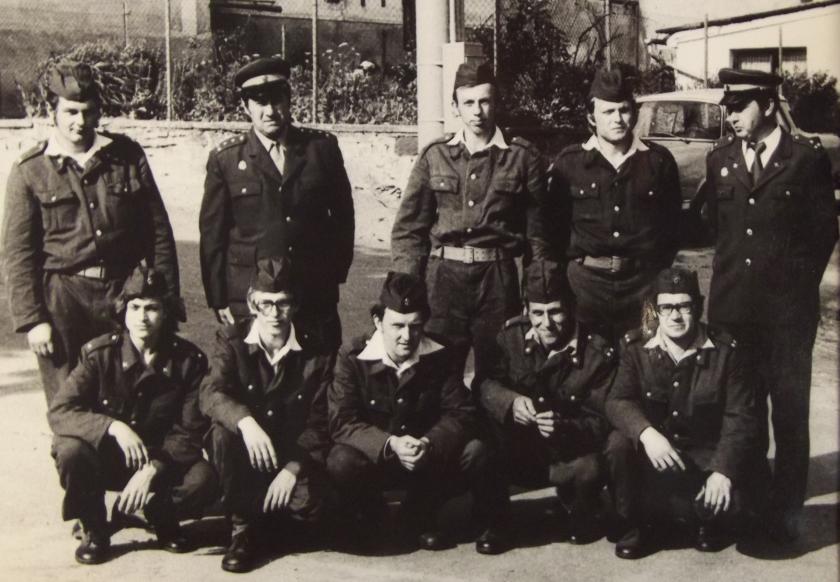 Skupinová fotografie členů sboru ze závodu v požárním útoku v Koupi, 1978.